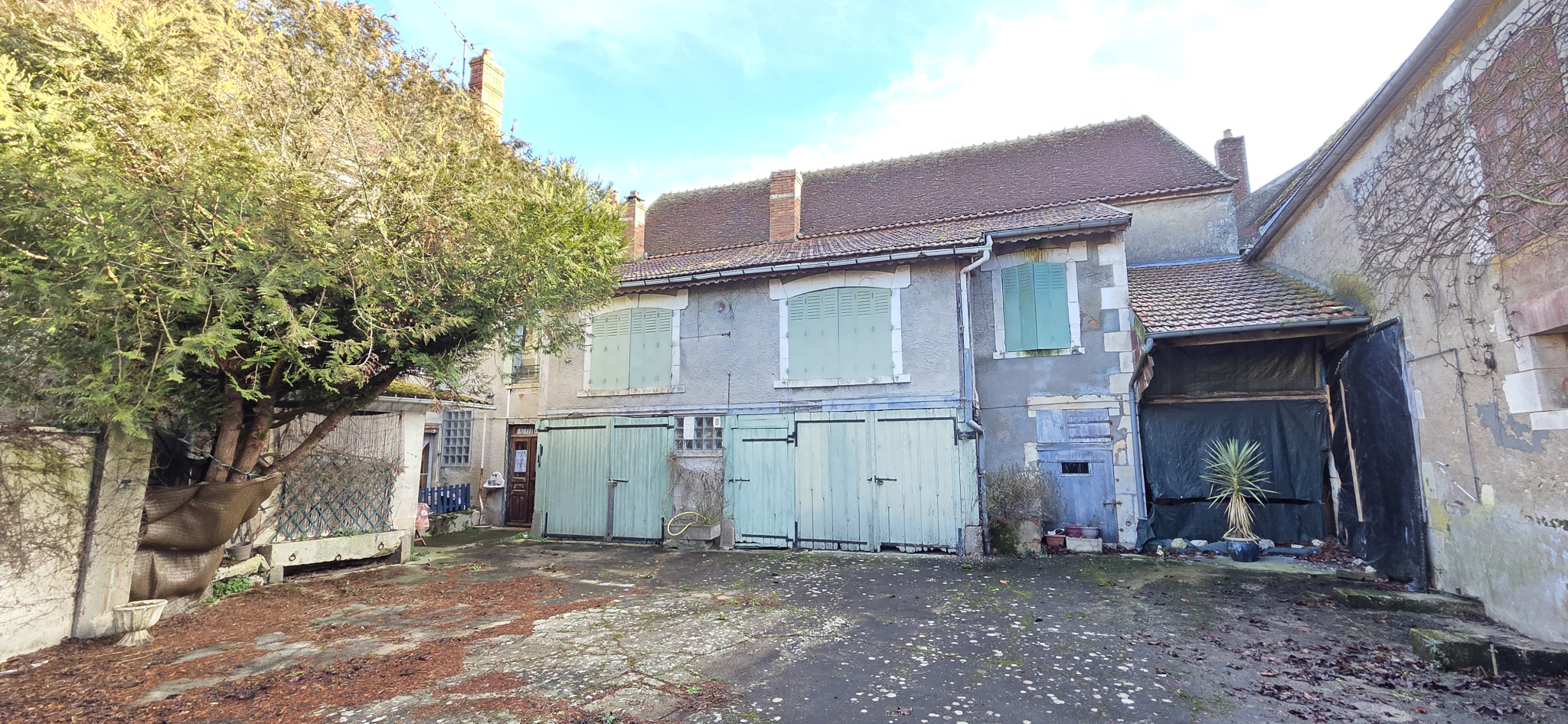 Maison 202 m2, nombreuses dépendances et cour intérieure