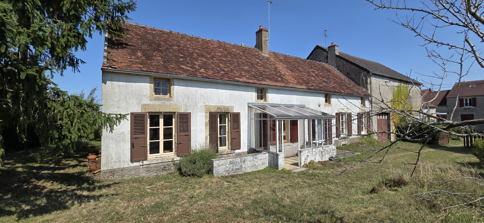 Ancienne ferme avec nombreuses dépendances et plus de 3 000 m2 de terrain